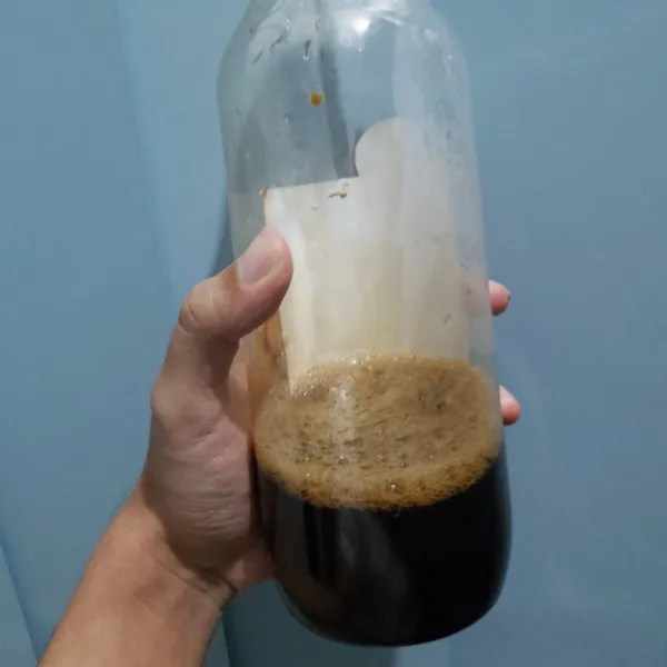 Setelah kopi matang, masukkan ke dalam botol.