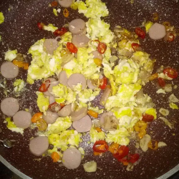 Tumis bumbu, kemudian masukkan telur, dan sosis.