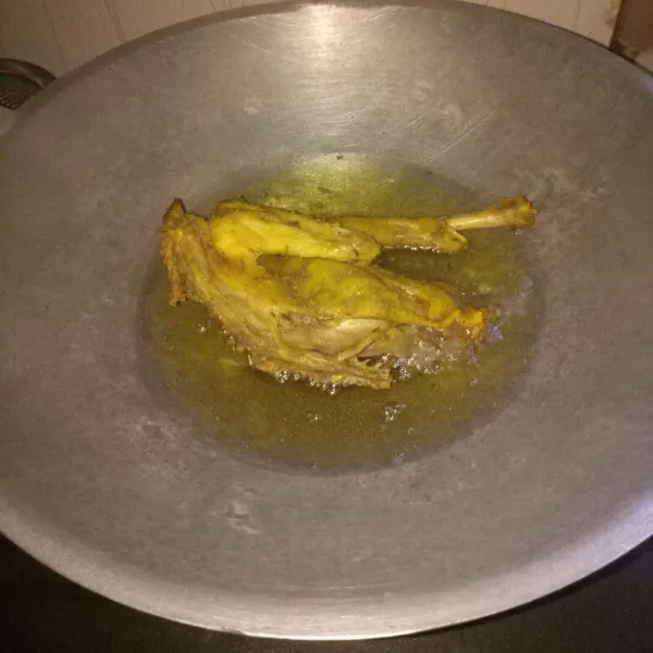 Tiriskan ayam yang sudah di ungkep lalu goreng dalam minyak panas sampai matang dan berwarna keemasan. Angkat dan tiriskan.