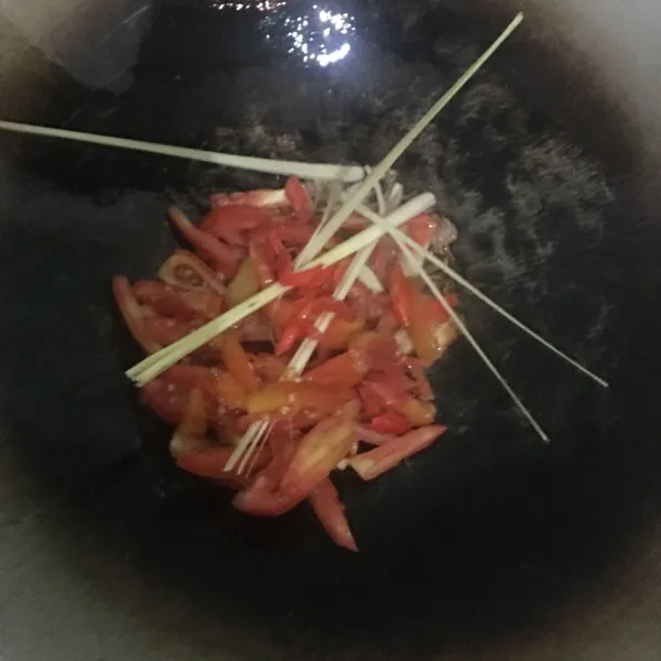 Tambahkan Lombok besar, tomat dan serai tumis sampe tomat terlihat layu.