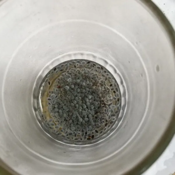 Rendam biji selasih dengan secukupnya air matang panas hingga mengembang.