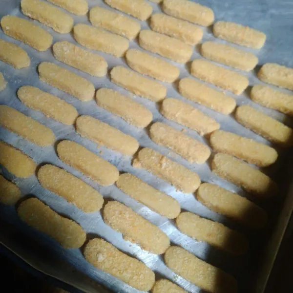 Tata diatas loyang yg sudah dioles margarin. Oven dengan api sedang selama ± 20 menit.