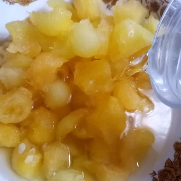 Kemudian tuangi air es.