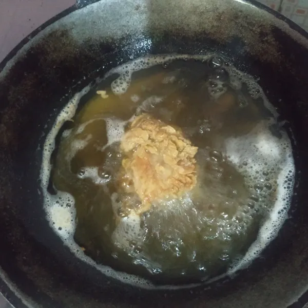 Lngsng goreng dlm minyak yg banyak & panas dgn api kecil,sampai matang,angkat & sajikan dgn saus sambal