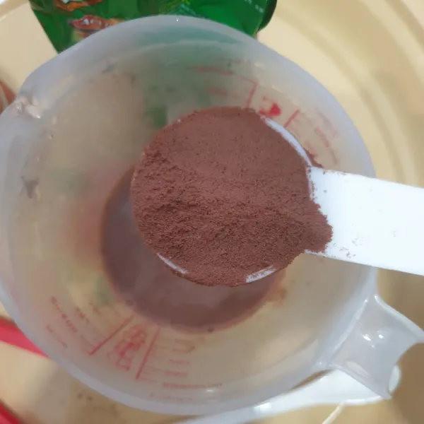 Masukan milo ke dalam air hangat.