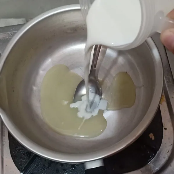 Campurkan susu kental manis dengan susu cair full cream lalu aduk hingga rata.