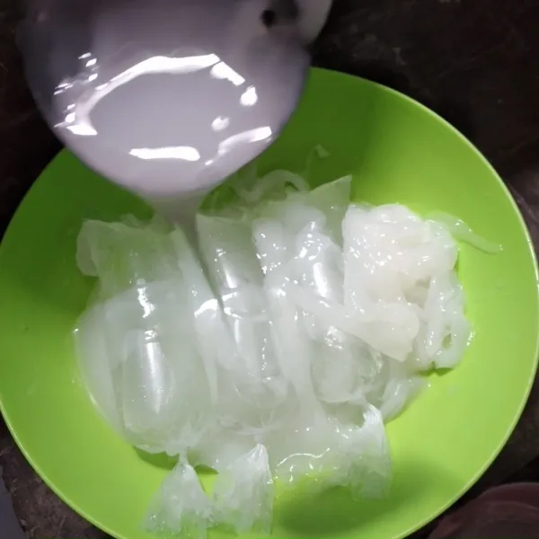 Siapkan es batu dalam wadah, tuangkan sedikit demi sedikit jelly yang sudah di masak hingga berbentuk lembaran kopyor.