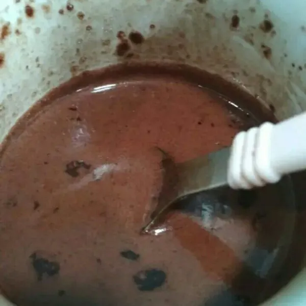 Seduh minuman rasa coklat dengan 5 sdm air panas aduk hingga rata.