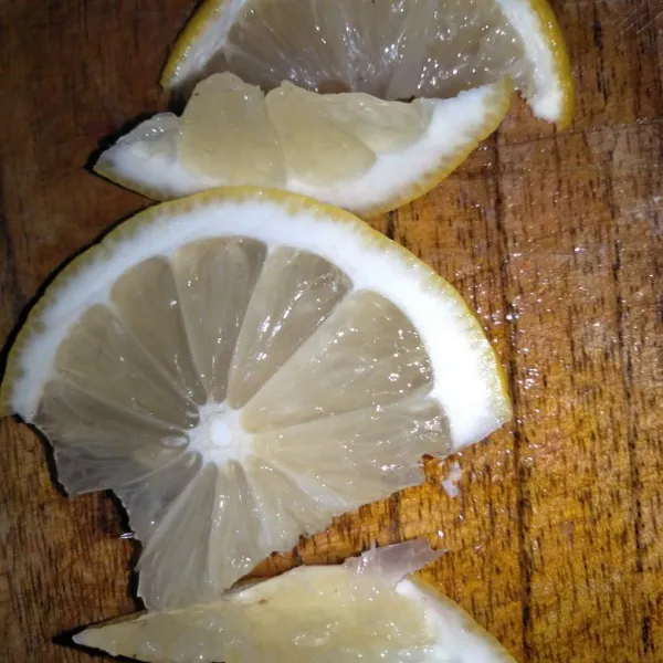 Potong lemon.