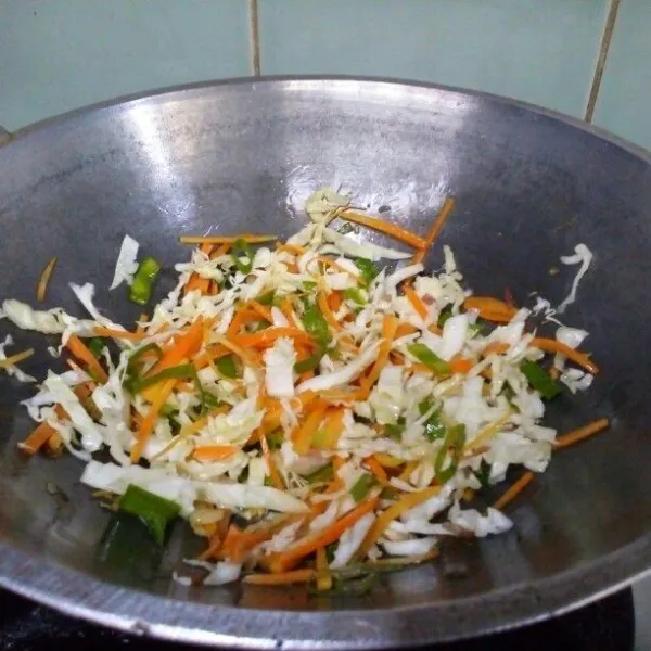 Masukkan wortel, tambahkan kaldu bubuk, merica bubuk & garam, aduk2 sampai agak layu, lalu masukkan kol & baso.