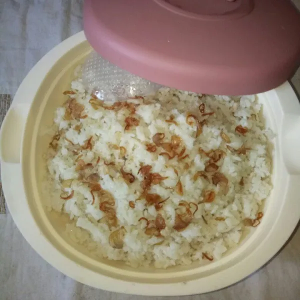 Pindahkan nasi uduk ke piring saji, taburi bawang goreng. Nasi uduk siap disajikan dengan lauk sesuai selera.