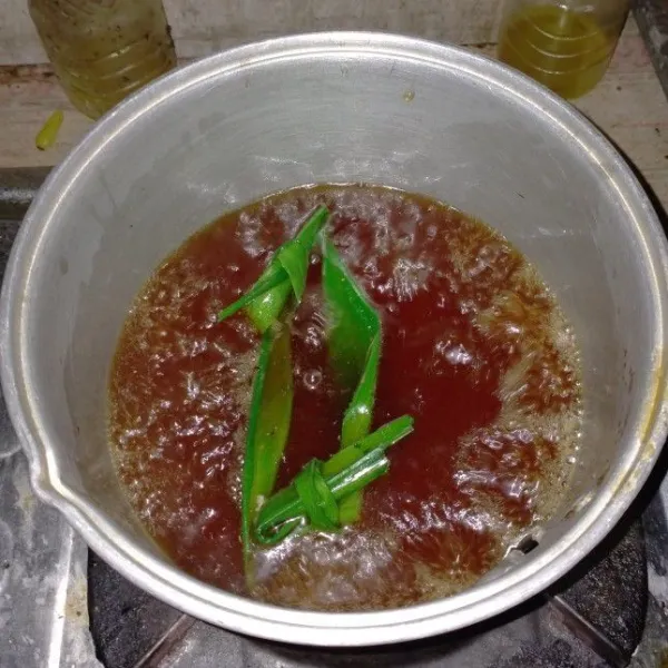 Panaskan air lalu iris gula merah dan tambahkan daun pandan tunggu sampai mendidih sisihkan.