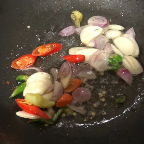 Siapkan wajan, panasnya minyak lalu masukan bawang putih, bawang merah & cabai rawit yang telah diiris tipis. Tumis hingga harum.