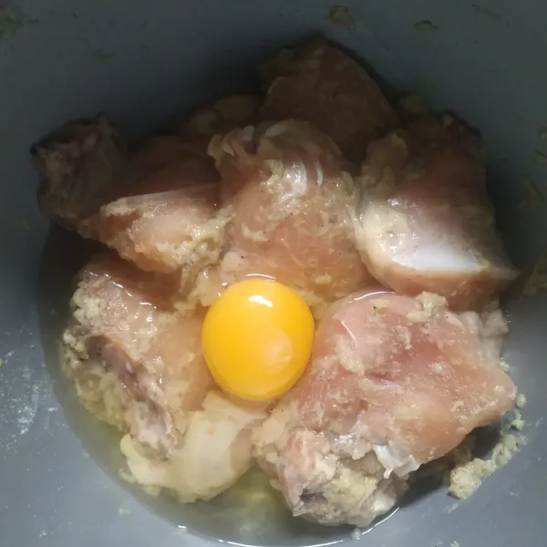 Keluarkan ayam dari kulkas,beri 1 butir telur