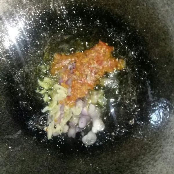 Tumis bumbu halus dengan bawang merah dan bawang putih hingga harum.