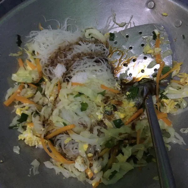 Tumis bawang merah dan bawang putih. Setelah harum tambahkan telur dan sayuran, aduk rata. Tambahkan bihun, kecap dan garam. Masak hingga agak mengering, sisihkan.