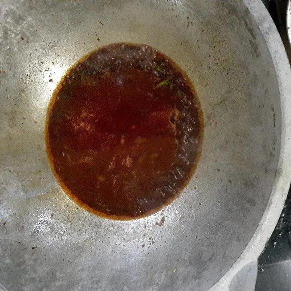 Campurkan bumbu halus, tambahkan air matang tunggu sampe mendidih. Tambahkan kaldu, garam dan penyedap rasa.