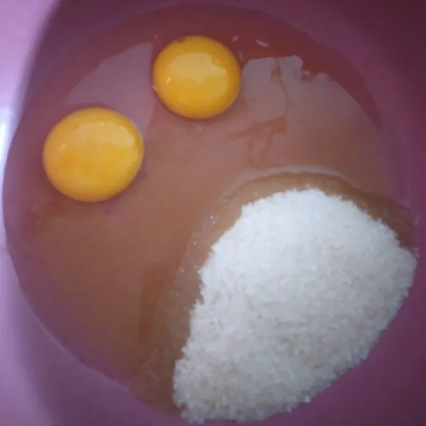 kKocok gula dan telur hingga mengembang dan kental