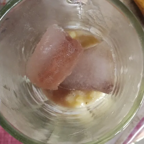 Masukkan es sesuai selera, aku pakainya es batu cokelat.