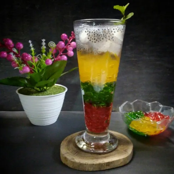 Tata jelly, selasih dan es batu, kemudian tuang air jeruk mint. Sajikan.