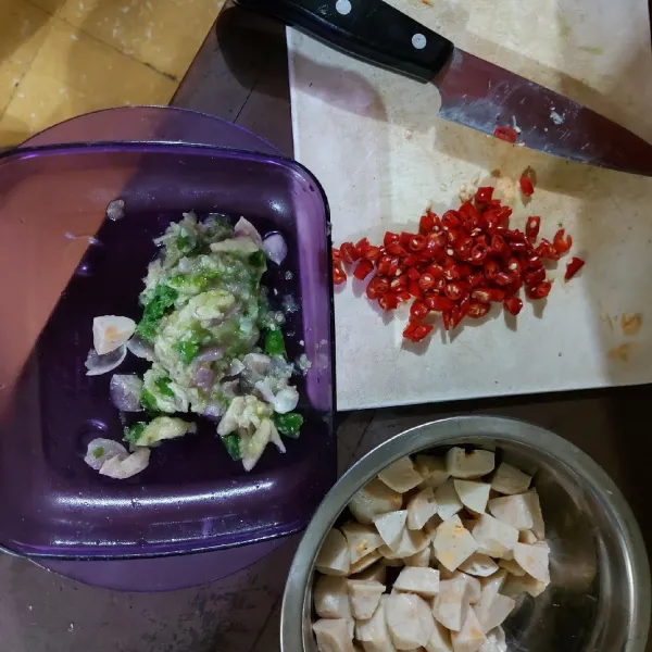 Potong bakso dan cabe merah menjadi kecil-kecil  kemudian giling bawang dan cabe rawit serta garam sebagai bumbu.