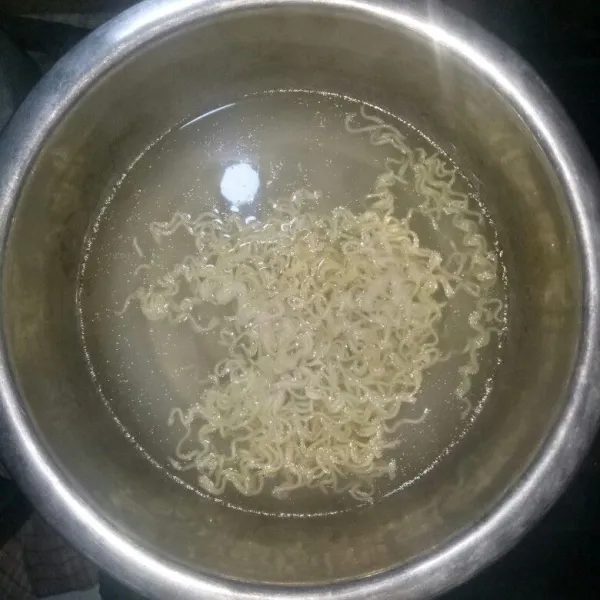 Rebus mie instan setengah matang. Tiriskan dan sisihkan.