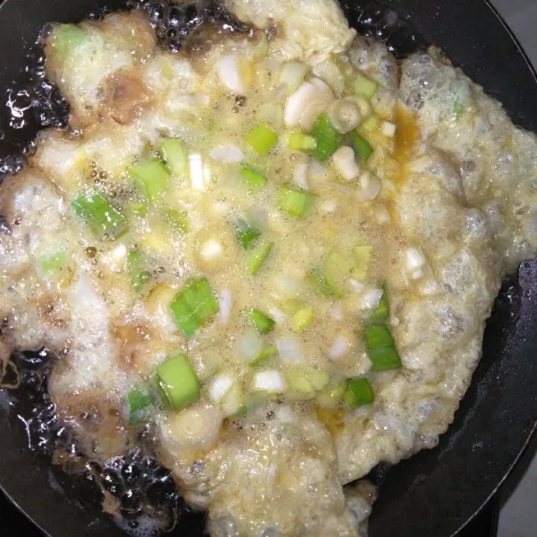 Tuang telur kedalam minyak yang sudah panas kemudian goreng.