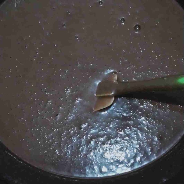 Setelah tercampur rata ambil adonan secukupnya untuk dicampur dengan susu kental manis. Adonan ini diperlukan untuk adonan tengah,sisihkan.