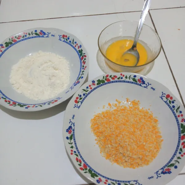 Siapkan tepung panir, tepung bumbu serbaguna, dan telur ayam yang dikocok lepas.