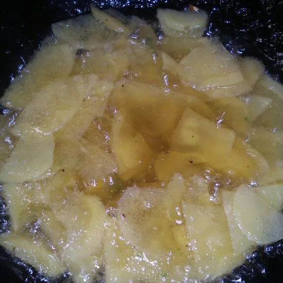 Iris tipis kentang kemudian goreng tanpa dibumbui.Tunggu sampai kentang kekuningan dan crispy.