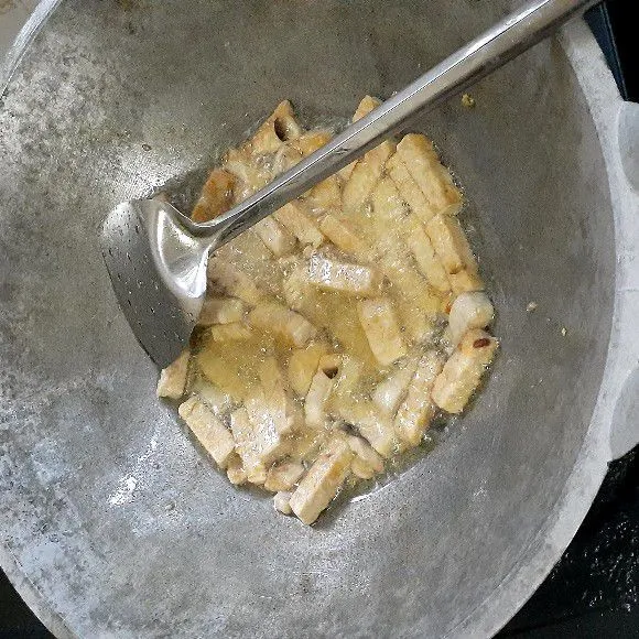 Goreng tempe sampai kering dan kekuningan.