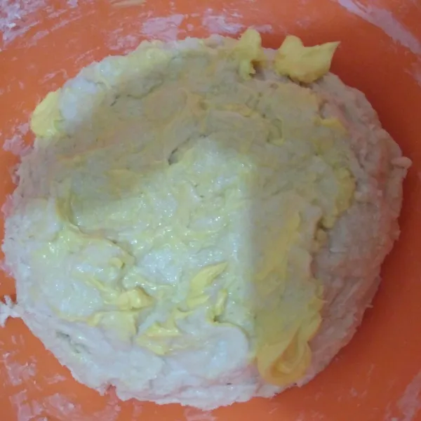 Tambahkan margarin lalu ulenin hingga kalis, diamkan selama 30 menit. Tutupin dengan serbet bersih.