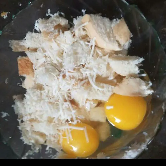 Potong kecil roti tawar, campurkan dengan telur, aduk sampai rata.
