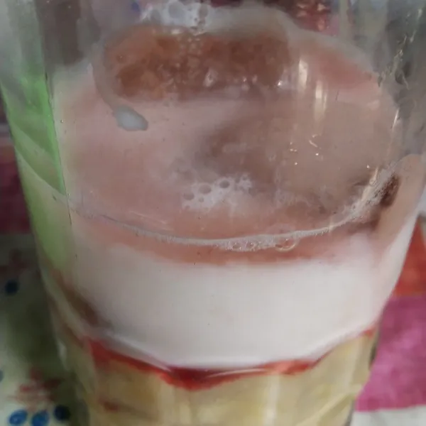 Masukkan susu ke dalam gelas.