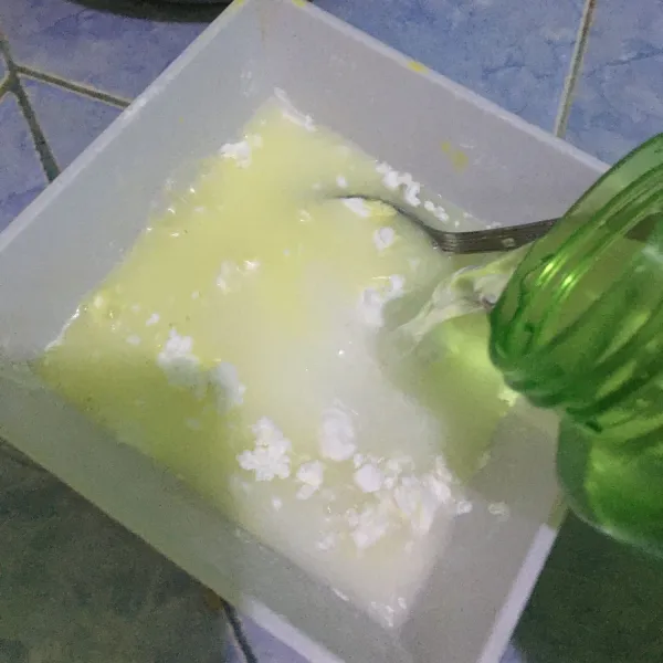 Untuk membuat kuah sate, pertama larutkan tepung beras bersama air.