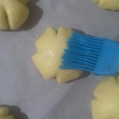 Oles dengan susu cair dan beri topping.