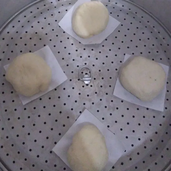 Bentuk bakpao, letakkan di atas baking paper. Kukus selama 15 menit.