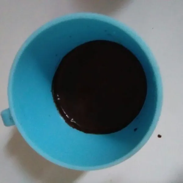 Siapkan 1 sdm kopi hitam, lalu larutkan dengan air suhu ruangan.