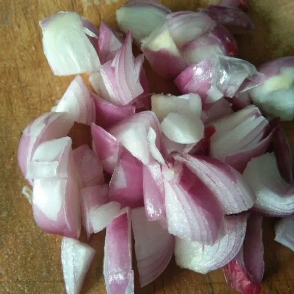 Bawang merah, iris dadu kecil, sisihkan.