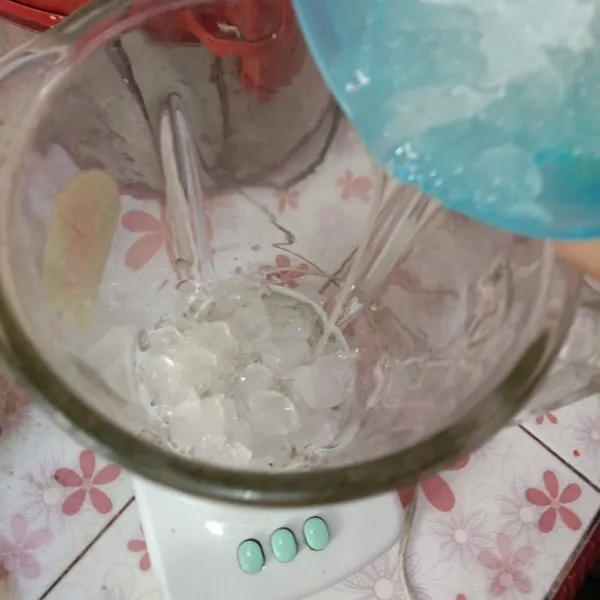 Siapkan blender masukkan 1 gelas es batu yang sudah dihancurkan