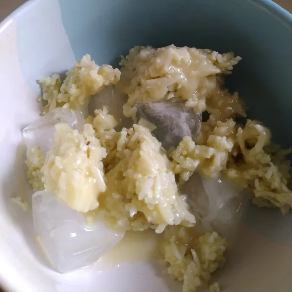 Beri susu kental manis.