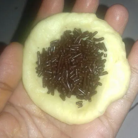 Ambil satu bagian roti, pipihkan dan beri mesis coklat secukupnya.