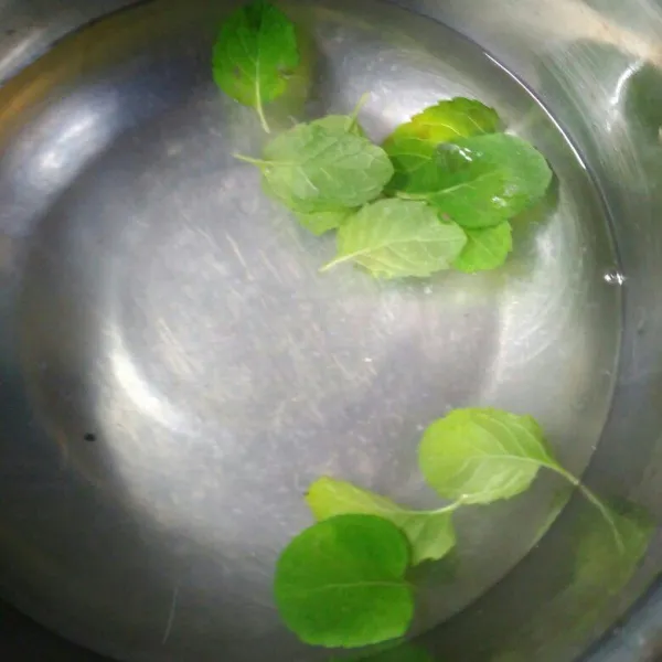 Tambahkan air jeruk nipis, aduk, masukkan daun mint. Diamkan sampai dingin.