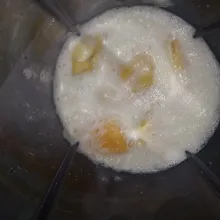 Blender nangka bersama gula, skm, dan susu cair.