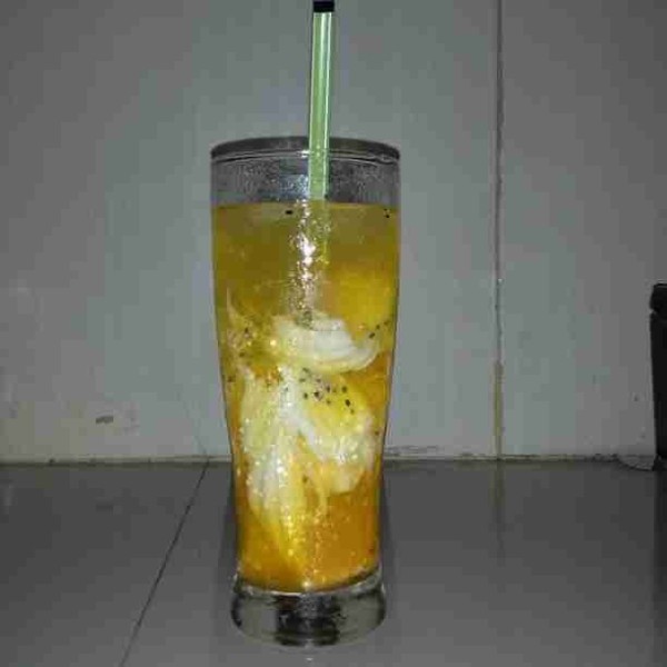 Siapkan gelas saji. Tuang sirup orange squash. Tambahkan es batu sesuai selera. Masukan kelapa muda kw dan bji selasih. Tuang air secukupnya.