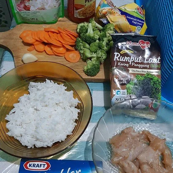 Siapkan bahan, lumuri ayam dengan merica, kecap asin 1 sdm  dan 1 siung bawang putih cincang, diamkan 15 menit.