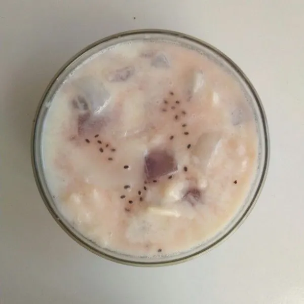 Kemudian tuangkan secukupnya air es, aduk rata dan beri toping biji selasih.
