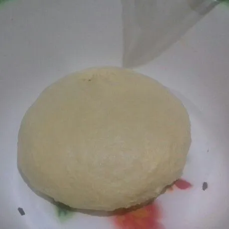 Campur semua bahan roti, selain susu cair, aduk hingga rata. Tambahkan susu cair hangat sedikit demi sedikit, ulen hingga kalis. Tutup dengan serbet bersih, diamkan 60 menit atau hingga mengembang 2x lipat.