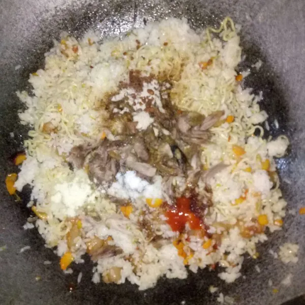 Masukkan daging bebek goreng, bumbu mie instan, garam dan penyedap rasa. Aduk dan goreng hingga matang.