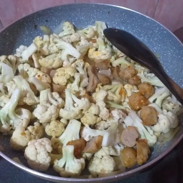 Tambahkan bakso dan air, masak hingga brokoli matang.